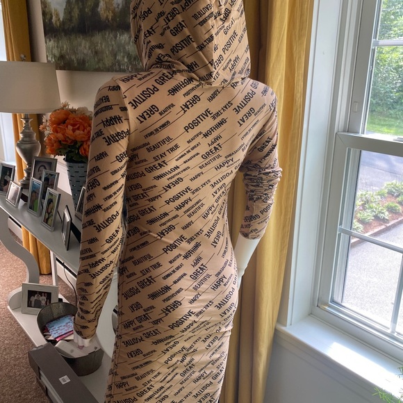 Ruched graphic dress. - Picture 2 of 8